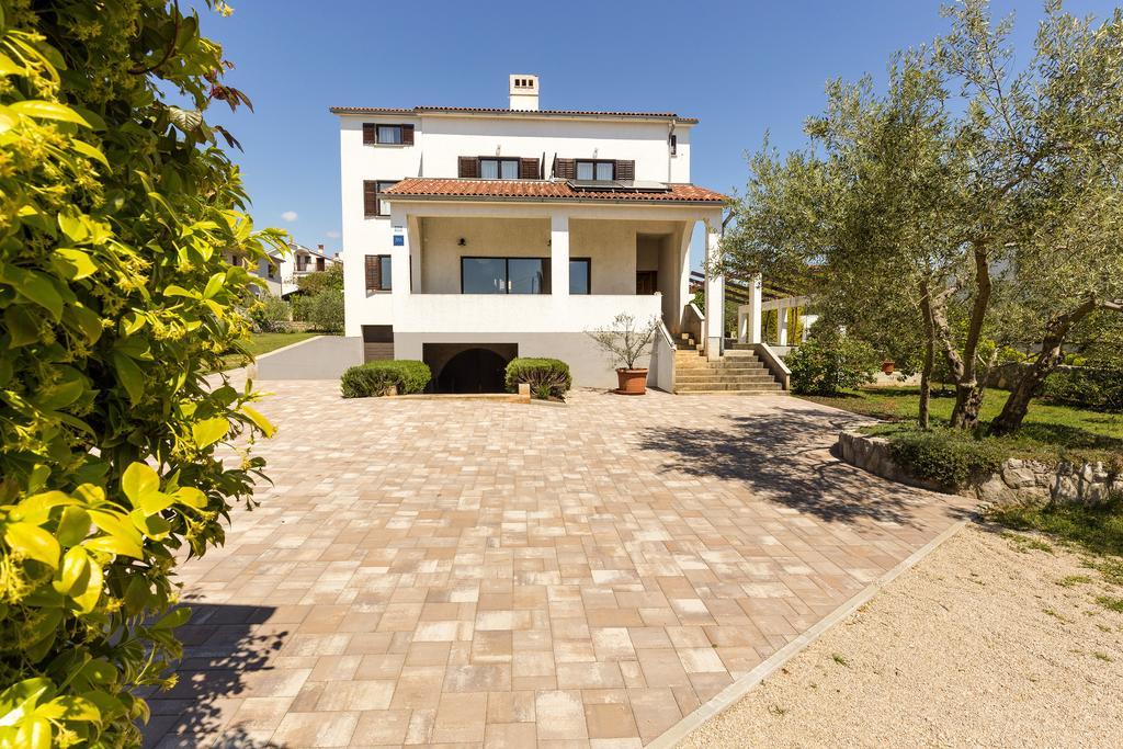 Apartments Renata Pinezici  Exterior photo