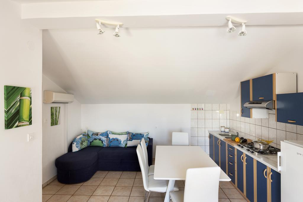 Apartments Renata Pinezici  Exterior photo