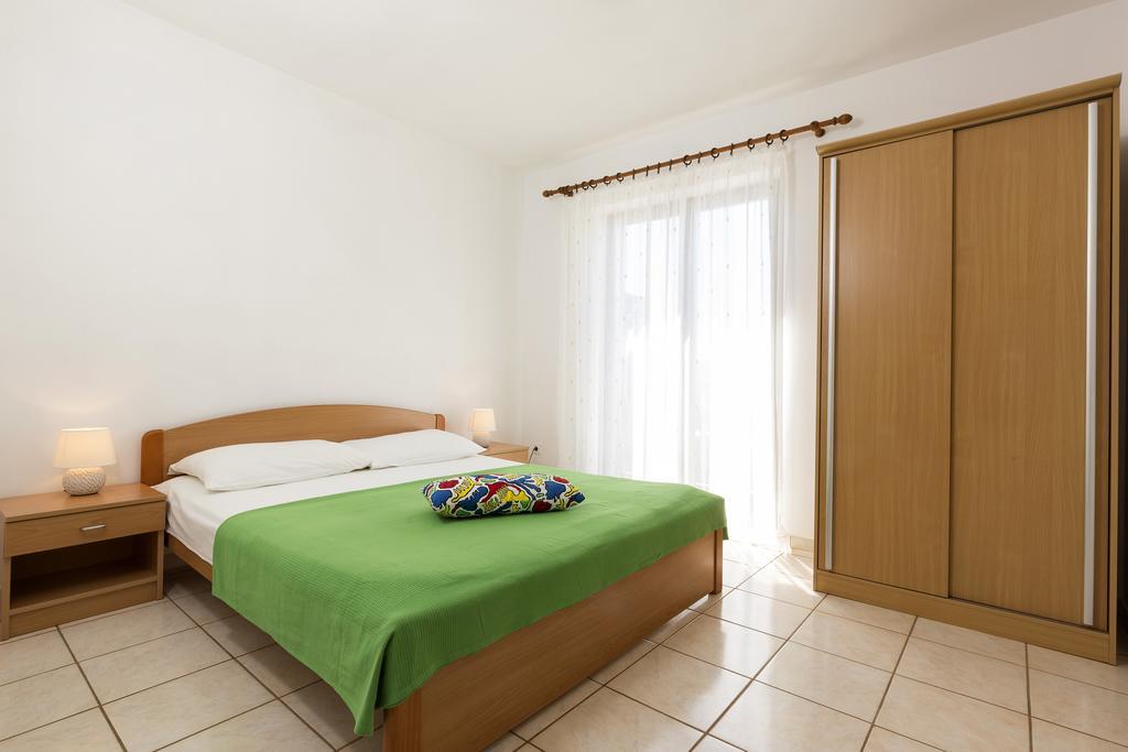 Apartments Renata Pinezici  Exterior photo